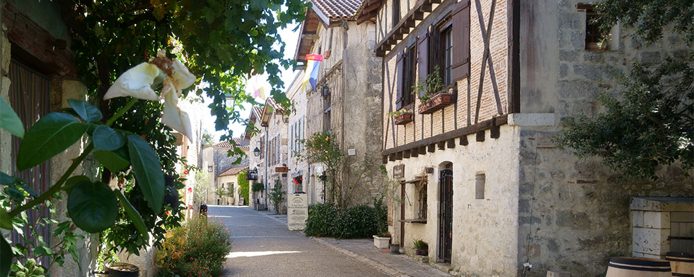 genieten en wandelen door de straatjes van Pujols slenteren door de charmante straatjes van Pujols