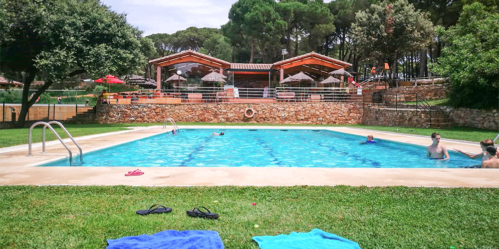 Zwembad camping Begur, wel streng voor tieners Zwembad camping Begur, wel streng voor tieners